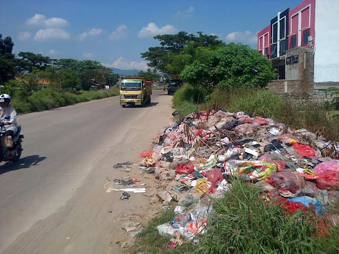 Sampah Menumpuk di JLS Cilegon